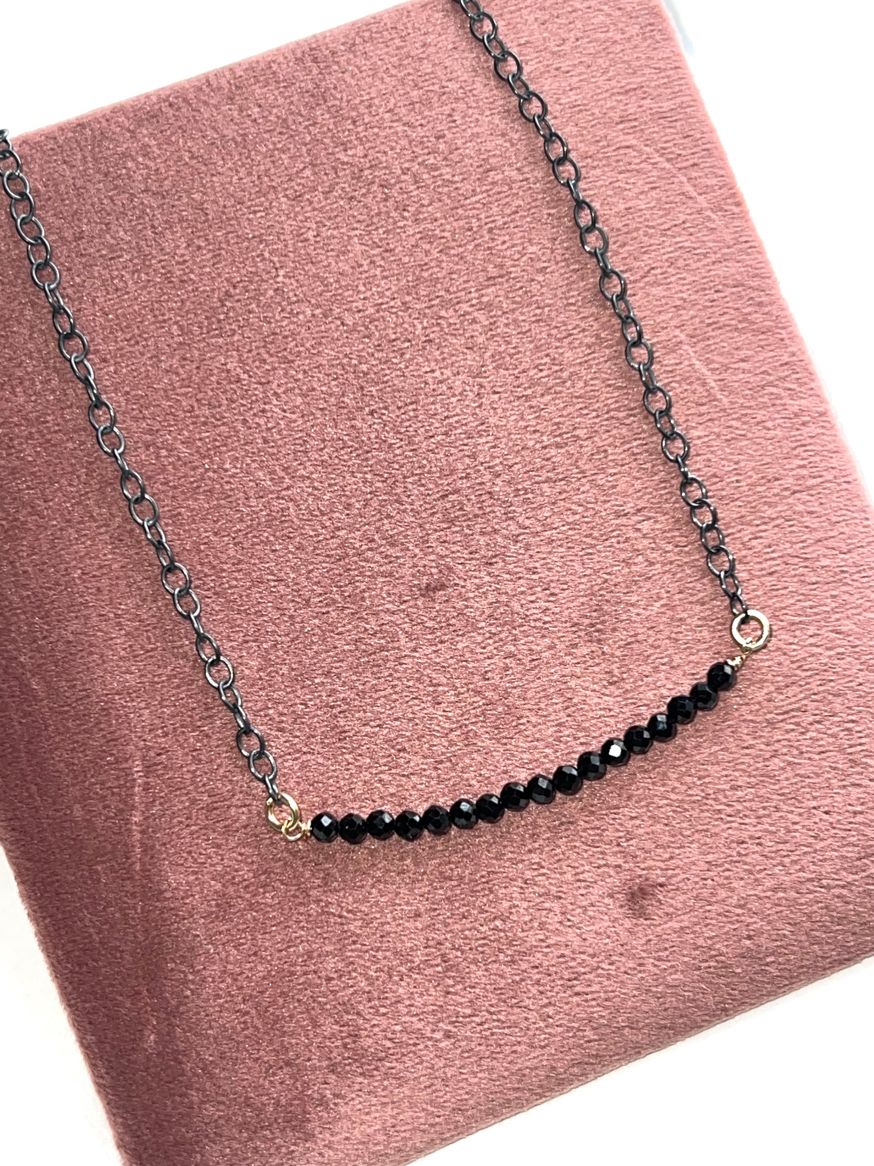Spinel nátturusteinahàlsmen