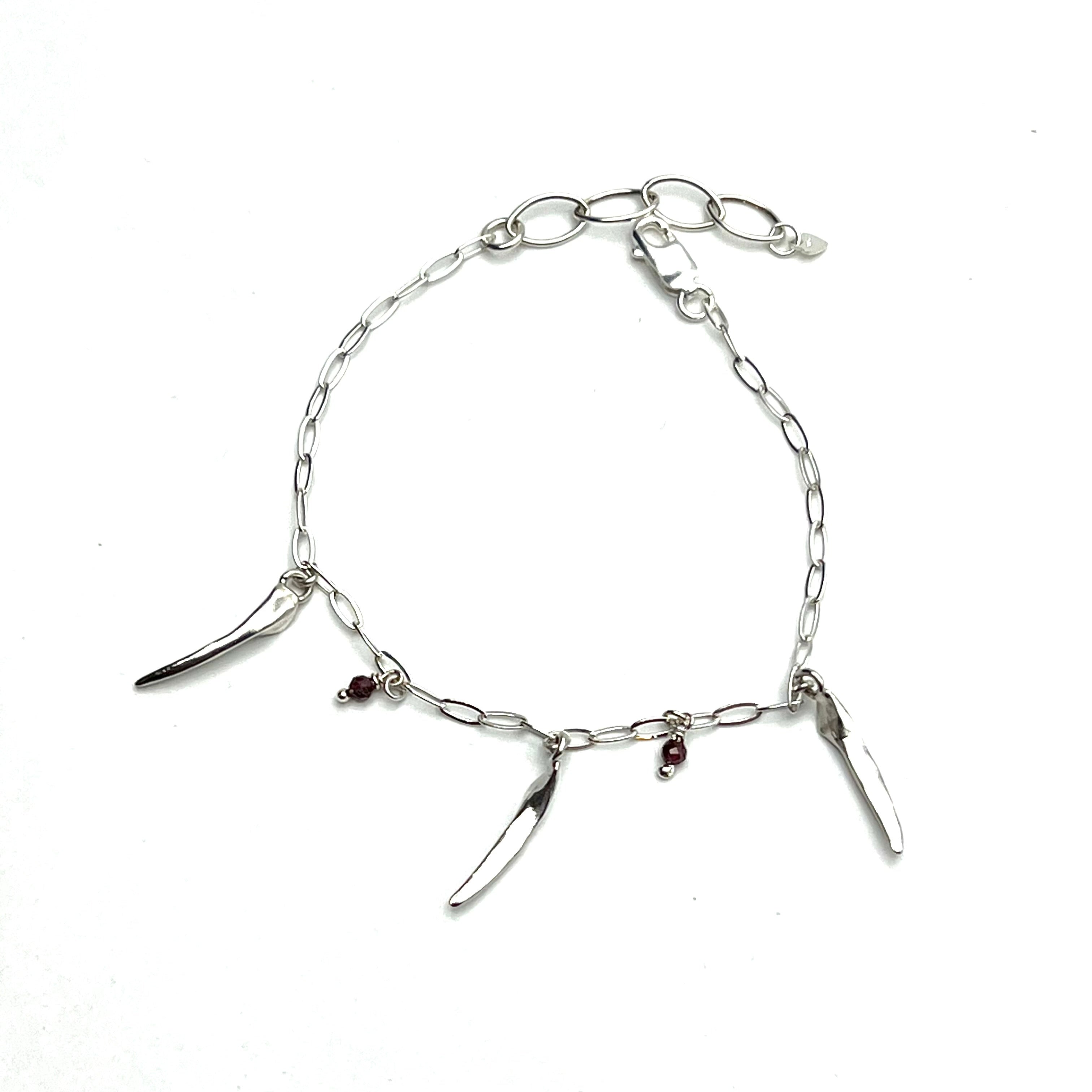 ÆR armband með garnet steinum