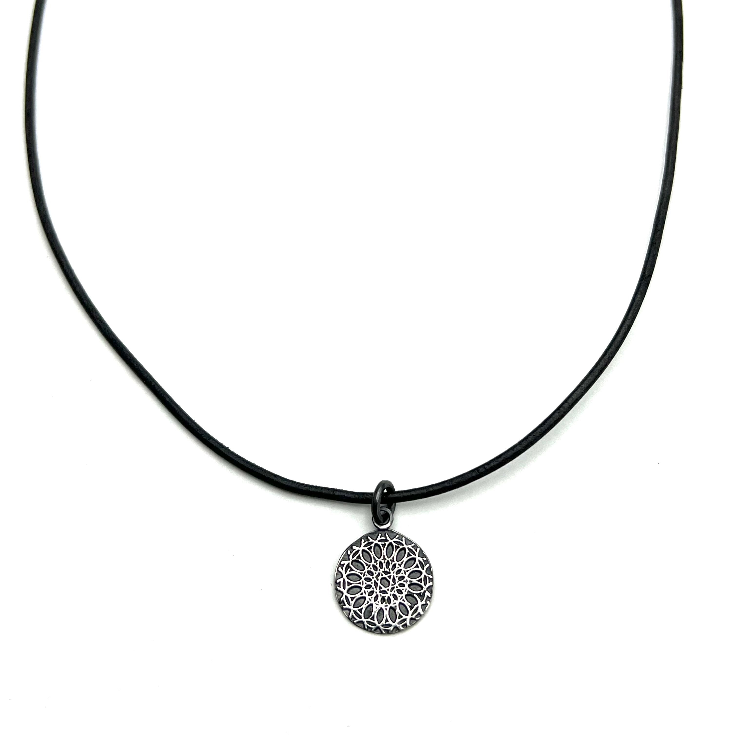 Mandala hálsmen með leðuról