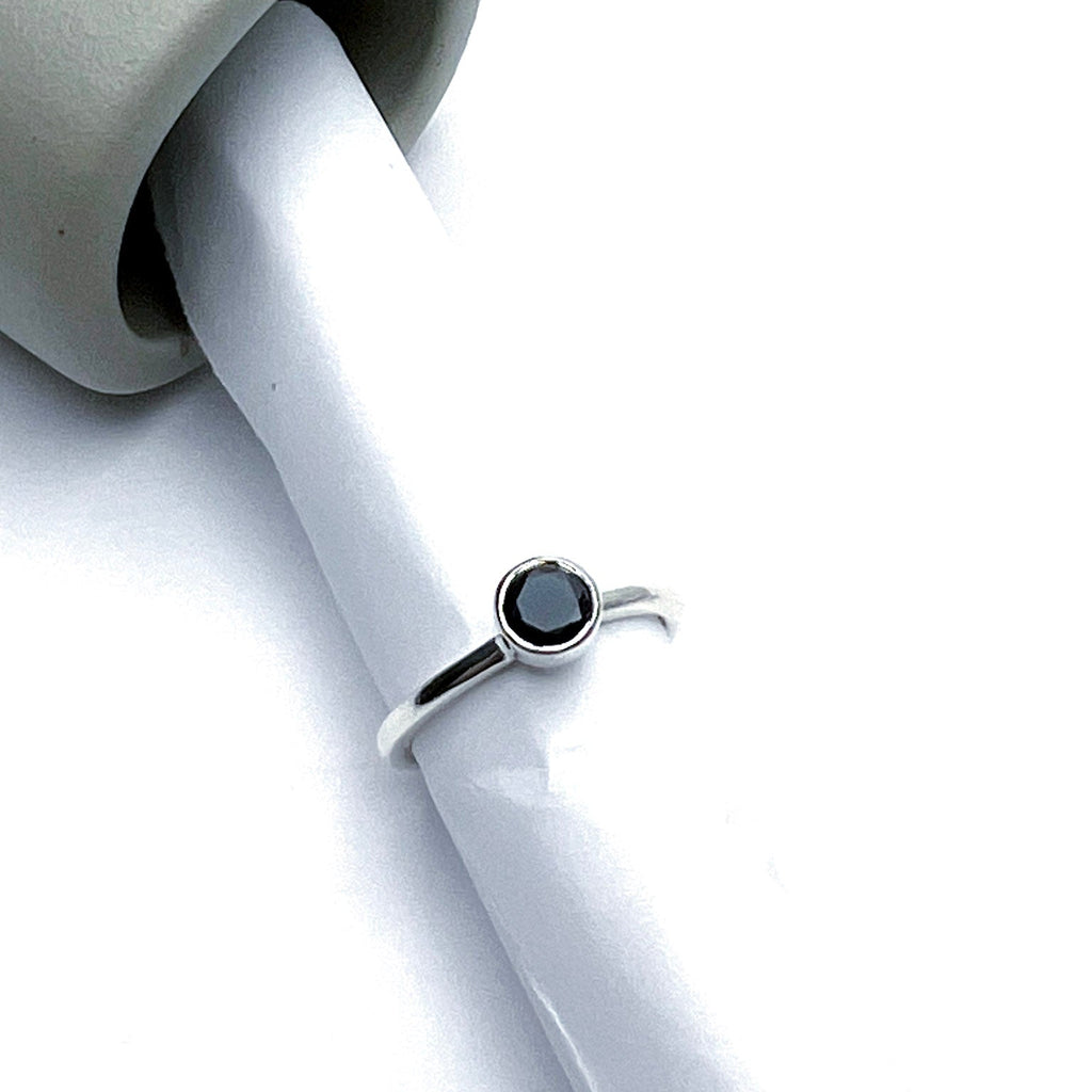 Silfurhringur með 6mm svörtum zirkonium