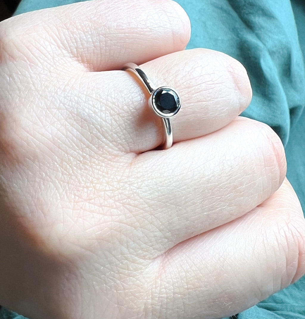 Silfurhringur með 6mm svörtum zirkonium