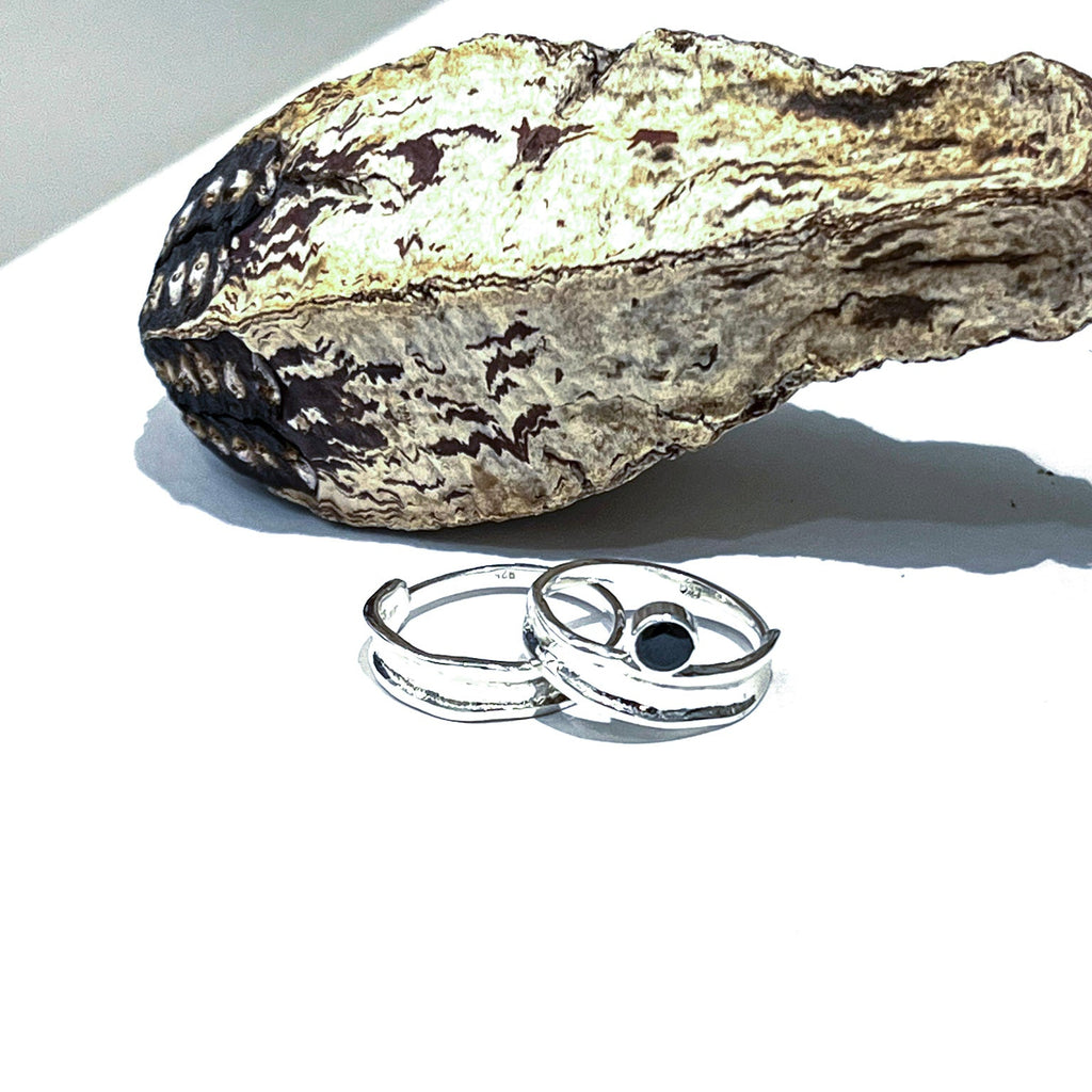 Grófur silfurhringur með zirkon steini