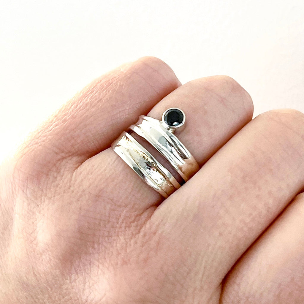 Grófur silfurhringur með zirkon steini